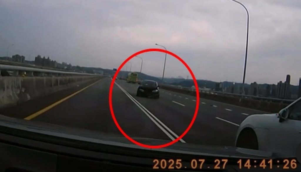 國道五楊高架兩車事故　女駕駛撞護欄身體不適幸無大礙