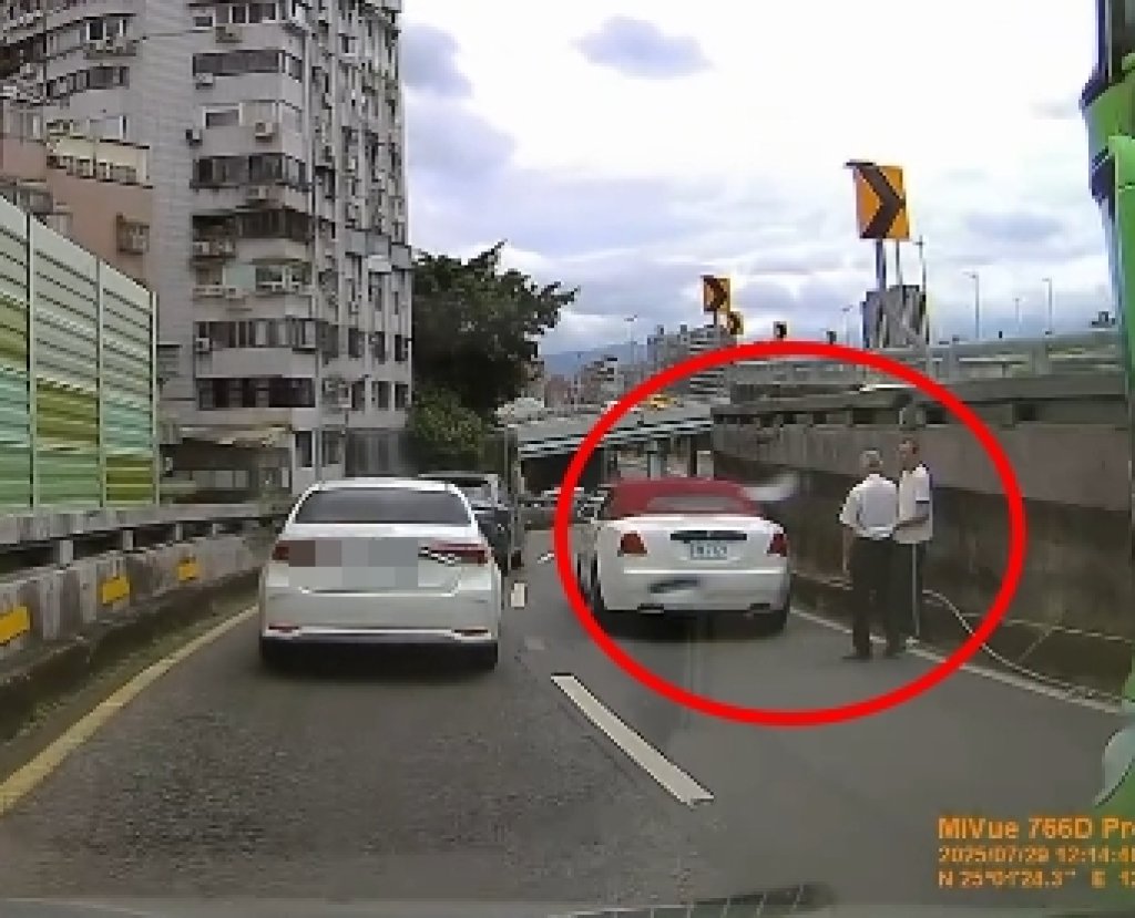 環快驚見疑似統聯撞勞斯萊斯！漢堡差點噴飛 網友一片哇靠聲