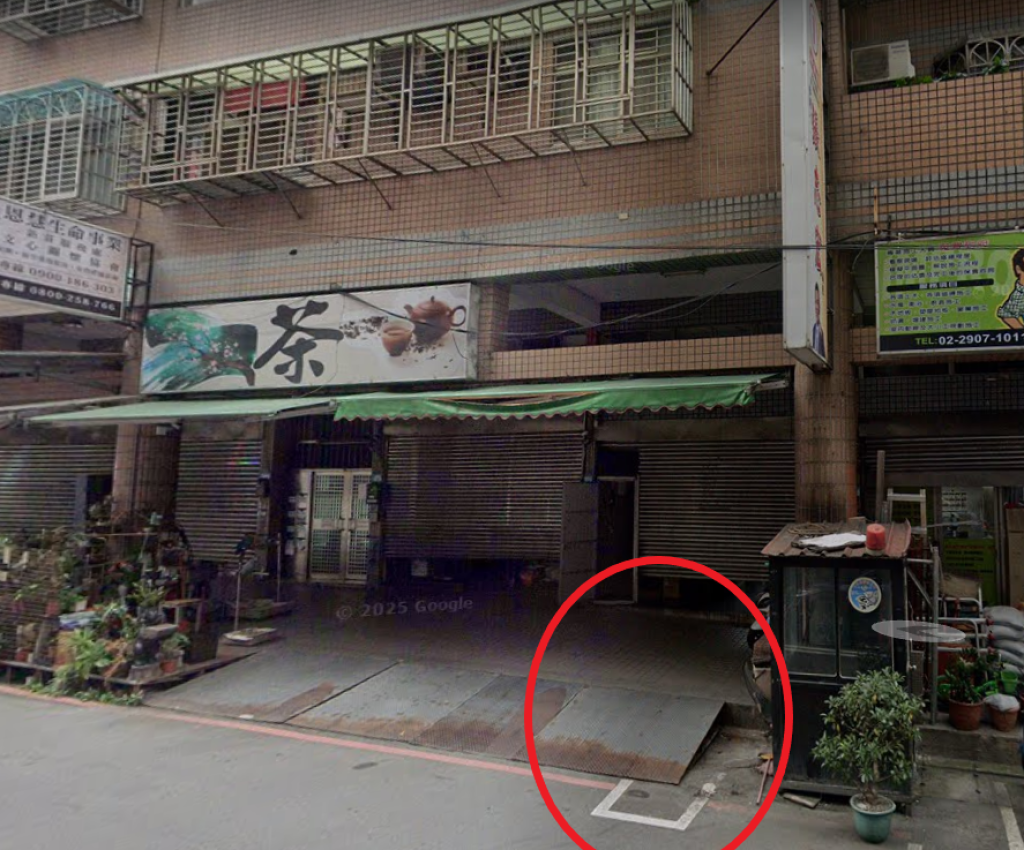 爆料／新莊雙鳳路停車格遭鋼板斜坡占用 市民質疑市府「有壓力」長期放任