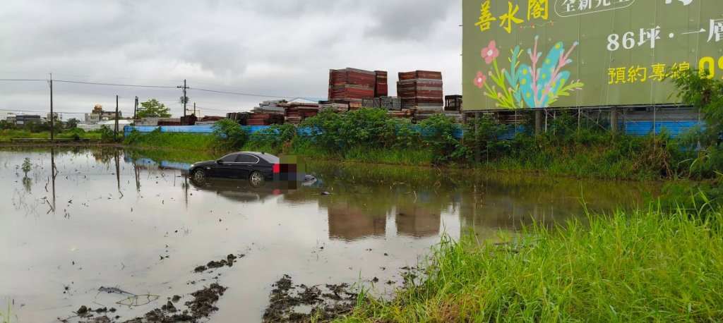 BMW掛假牌國道拒檢！交流道暴衝「進水塘」　駕駛棄車落跑
