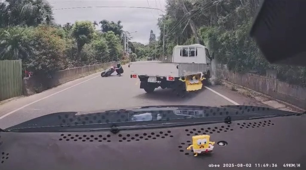 影／小貨車不明原因偏移！衝圍牆撞斷電線桿　後方騎士急煞閃過自摔