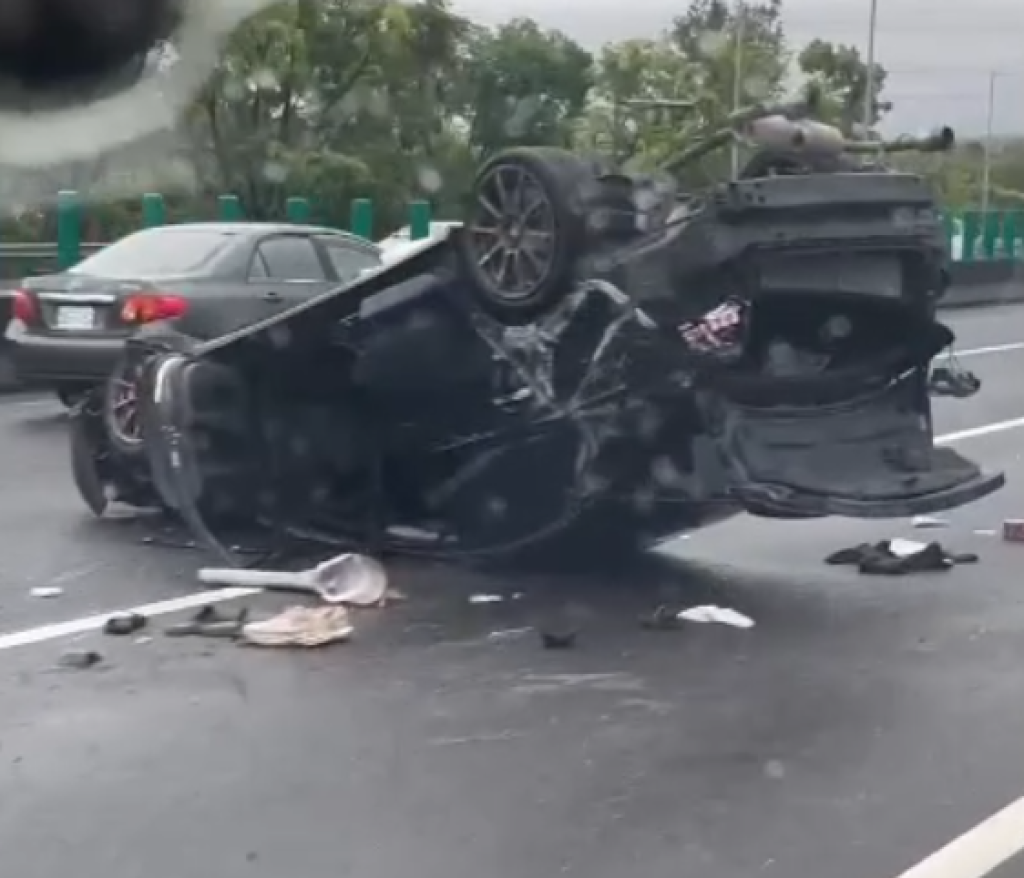 國道3號事故！ 　竹崎交流道路段自小客車翻覆兩人受傷