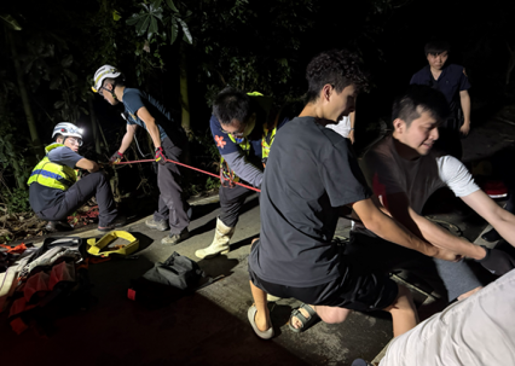 國姓鄉男子墜崖50米！　消防隊員繩索攀降救起送醫