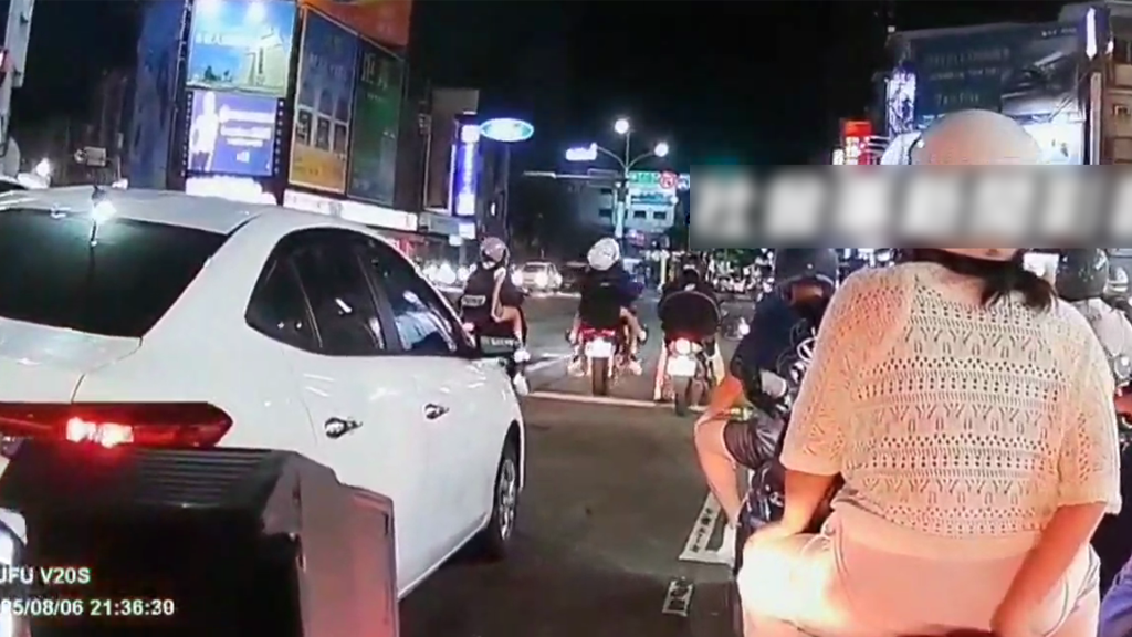 路口秀孤輪出包！後座熱褲妹慘摔...畫面瘋傳　警方要罰了