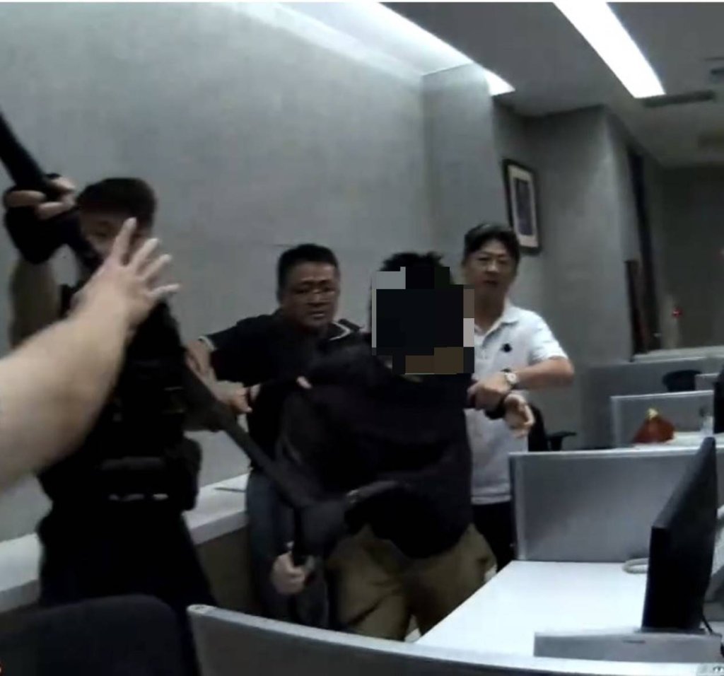 少林虎口奪刀！柔道國手隊長30秒擒暴徒救人質