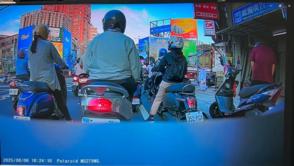 影／時間管理大師！台南男騎士等紅燈「直接下車尿尿」　目擊者：想不到這麼急