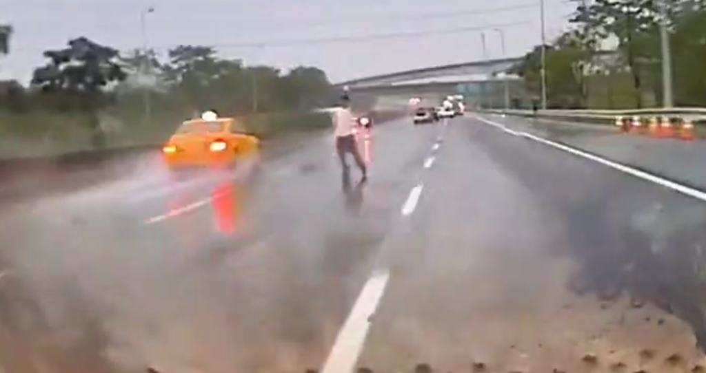 危險！　國道3號車禍男子竟下車指揮交通