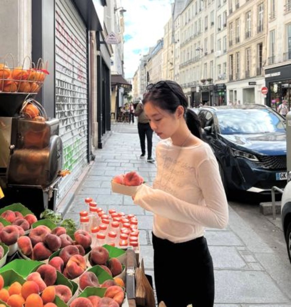 Jennie巴黎街頭穿平價上衣逛水果攤　韓網掀搶購潮