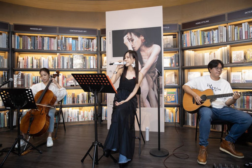 彭佳慧助陣A-Lin後拚趕場！隔日現身台北簽唱會開唱