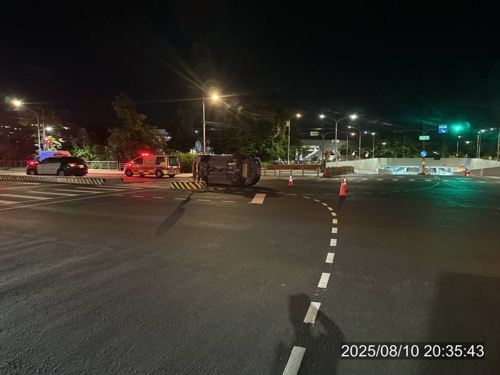 左轉自撞行人庇護島! 轎車側翻如立筊 3人輕傷送醫