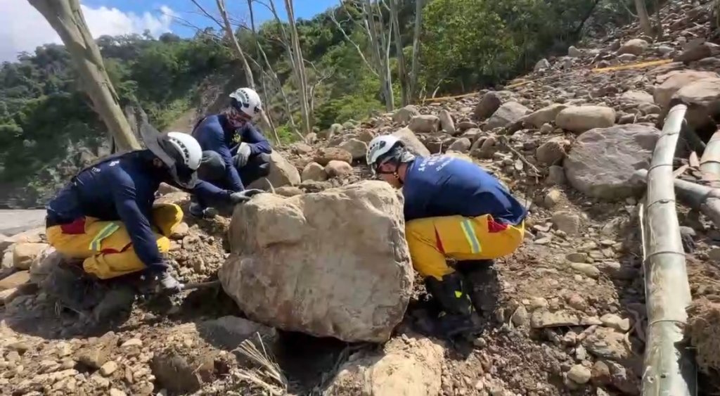 高雄一家五口墜谷「搜救行動預計明結束」…無人機來回巡視未果