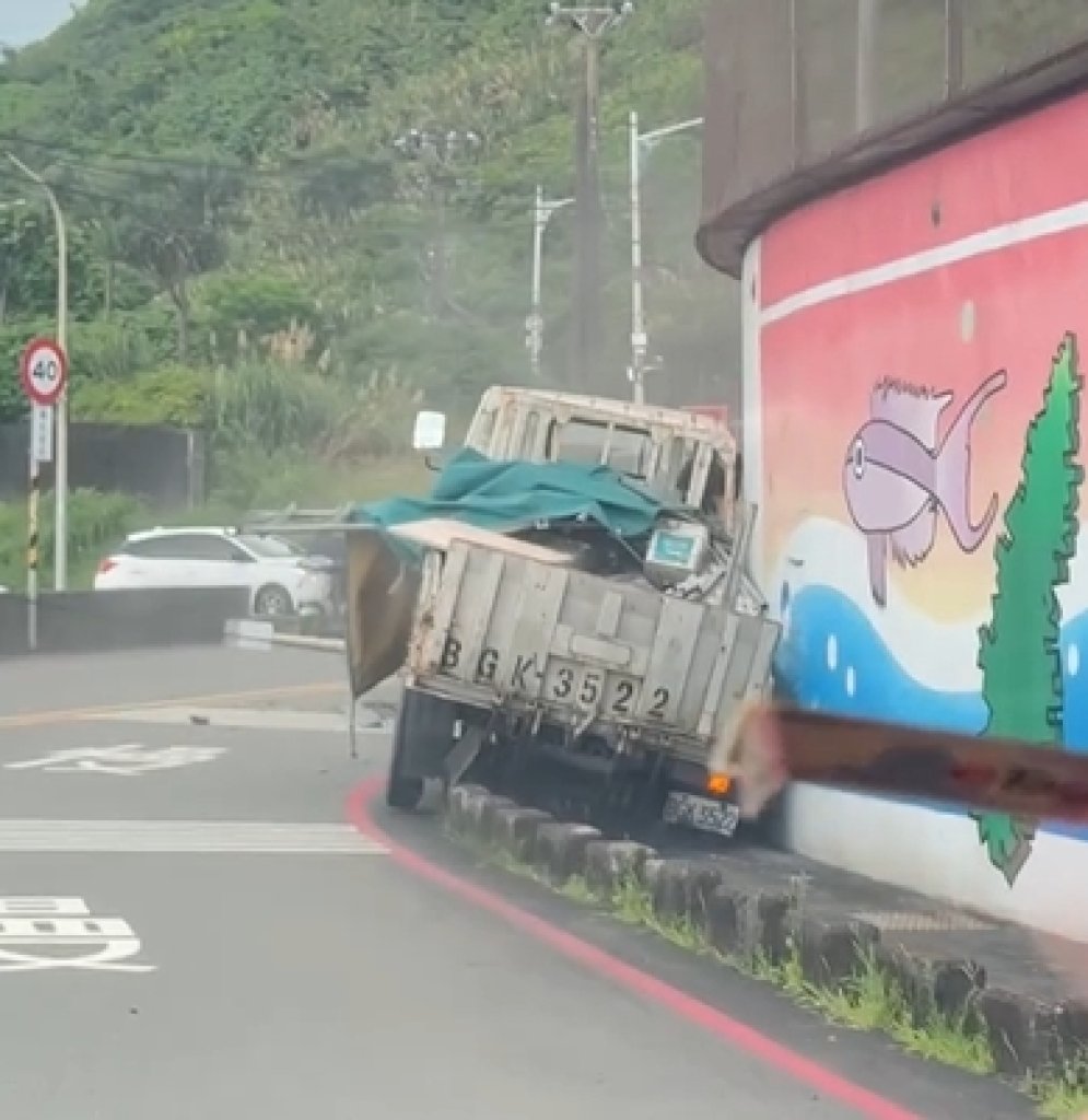 基隆外木山小貨車酒駕自撞電桿　車頭卡牆道路一度封閉