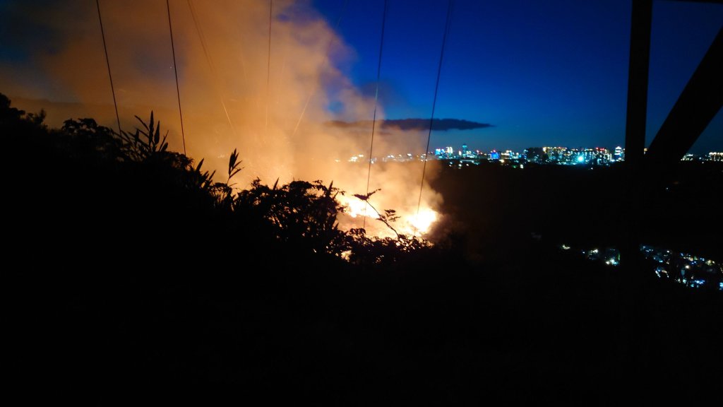 桃園火燒山！　男子疑為拍照爬電塔觸電當場死亡