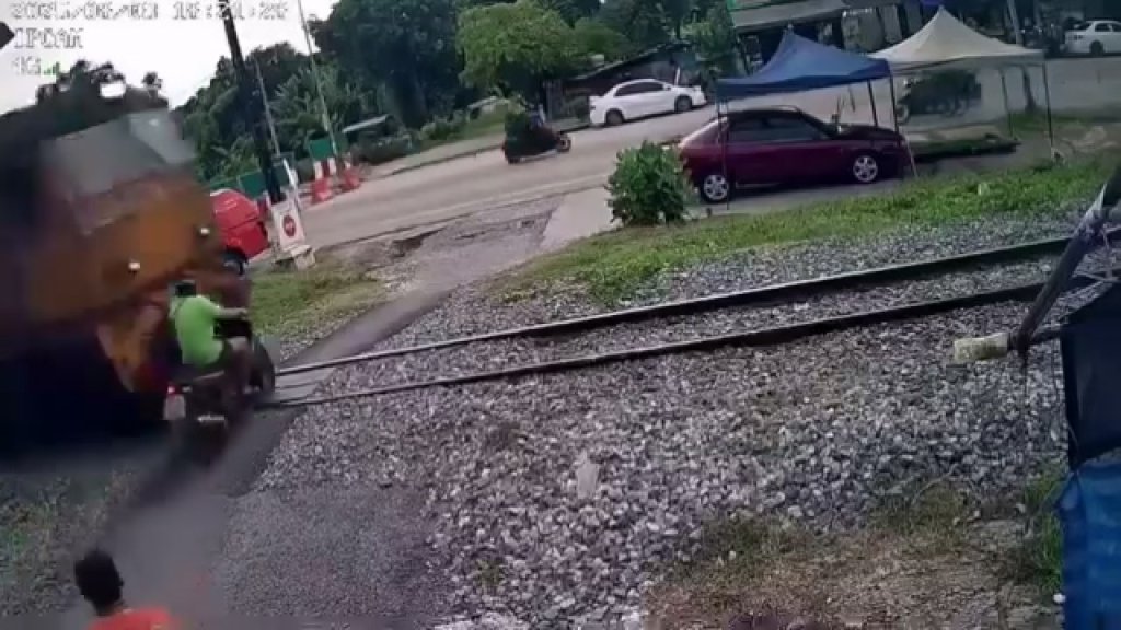 影／沒注意？泰騎士不理會鳴笛聲硬闖鐵軌　遭火車迎面撞飛當場亡