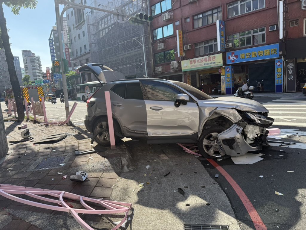 直行到一半疑癲癇發作　蘆洲男闖上人行道撞飛護欄