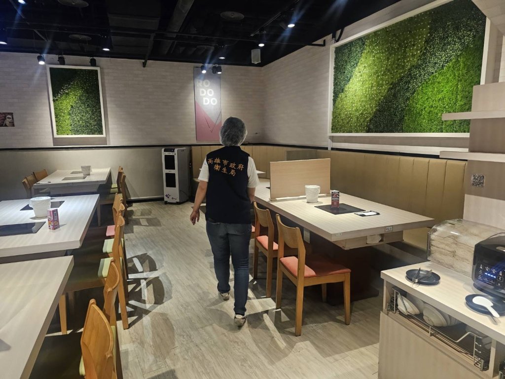 肉多多火鍋驚見「主廚米奇 」鼠上桌狂啃高麗菜！衛生局開罰3萬」