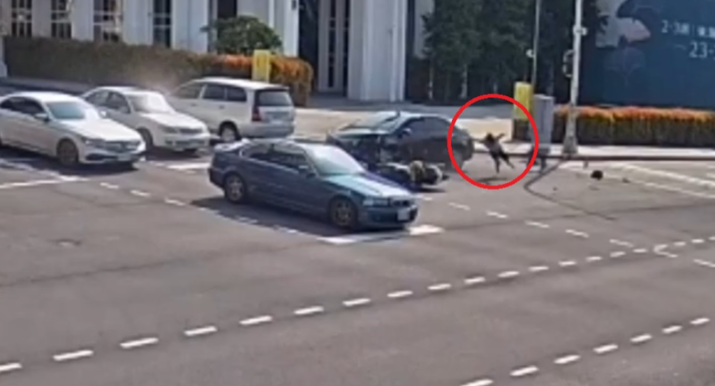 台中死亡車禍撞擊畫面曝光！　28歲機車騎士被闖紅燈無照駕駛自小車撞死