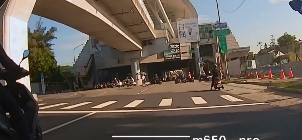 影／18歲騎士闖紅燈！前輪急煞「人車前空翻加側翻」撞車　骨折送醫開刀