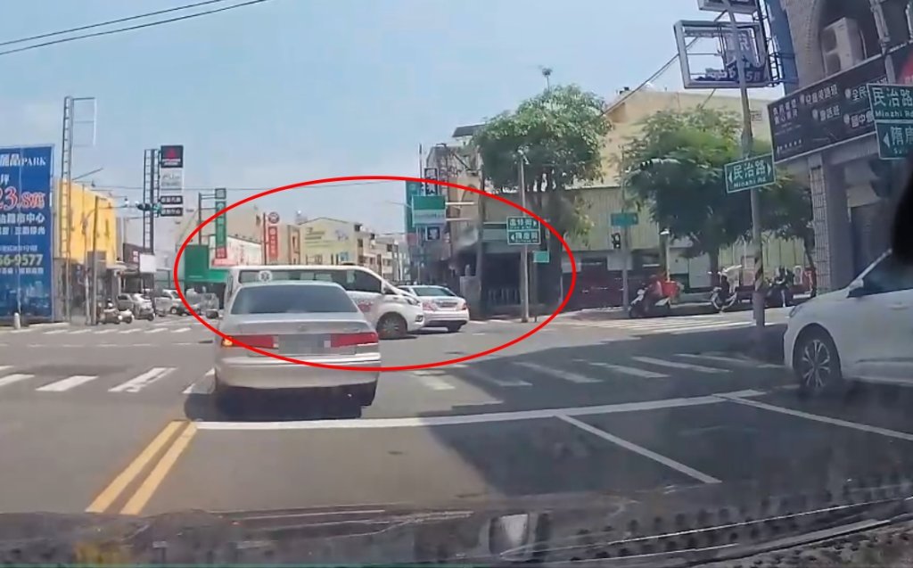  台南新營路口驚險！救護車與賓士相撞　女駕駛嚇哭