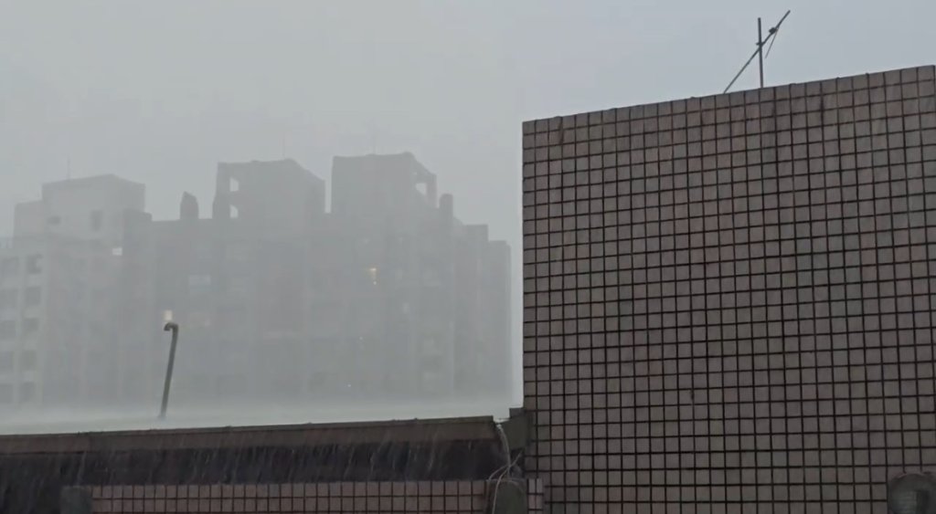 快訊／高雄暴雨！雷聲狂響「多區淹水警戒」