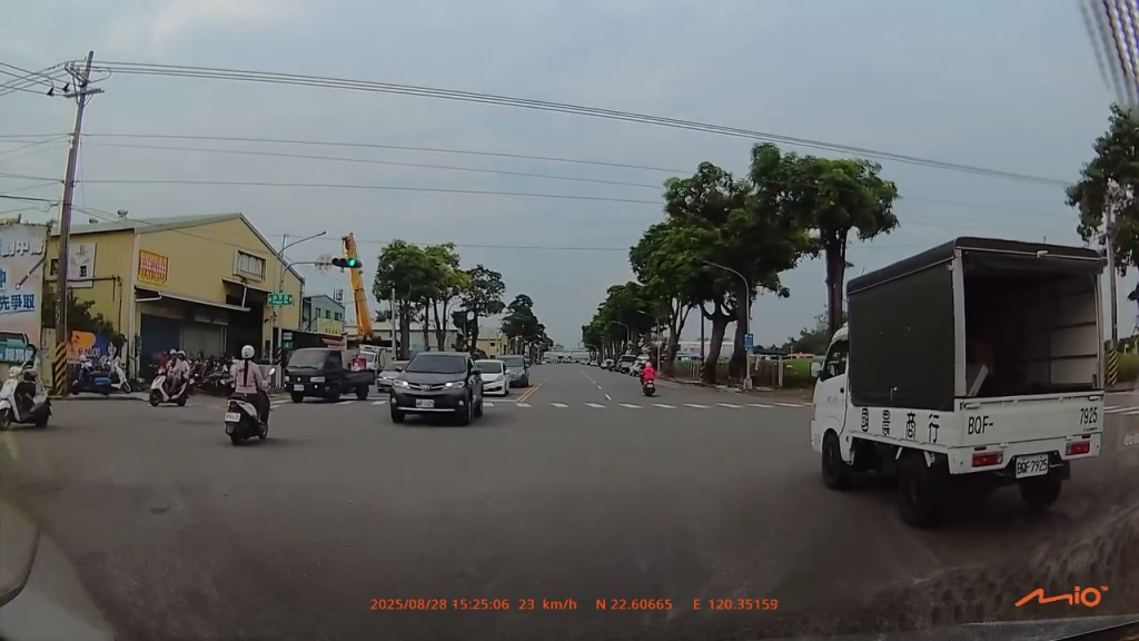 有片／驚！高雄女騎士闖燈＋逆向　馬路當自家...對向車嚇壞閃避