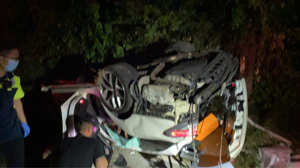 新竹湖口鄉轎車撞斷電線桿翻覆　1人OHCA