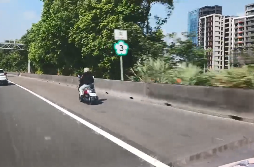 爆料／普通機車闖國道！ 白牌機車違規行駛國道3號路肩