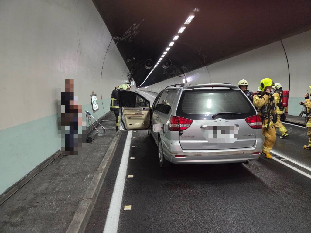 快訊／國道5號雪山隧道驚傳火燒車　隧道雙向一度封閉
