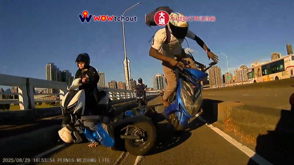 三重重新橋4車連環車禍　白衣騎士閃不及騰空飛起