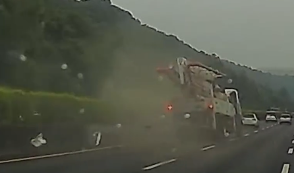 國道大貨車爆胎！　追撞1車釀1人受傷