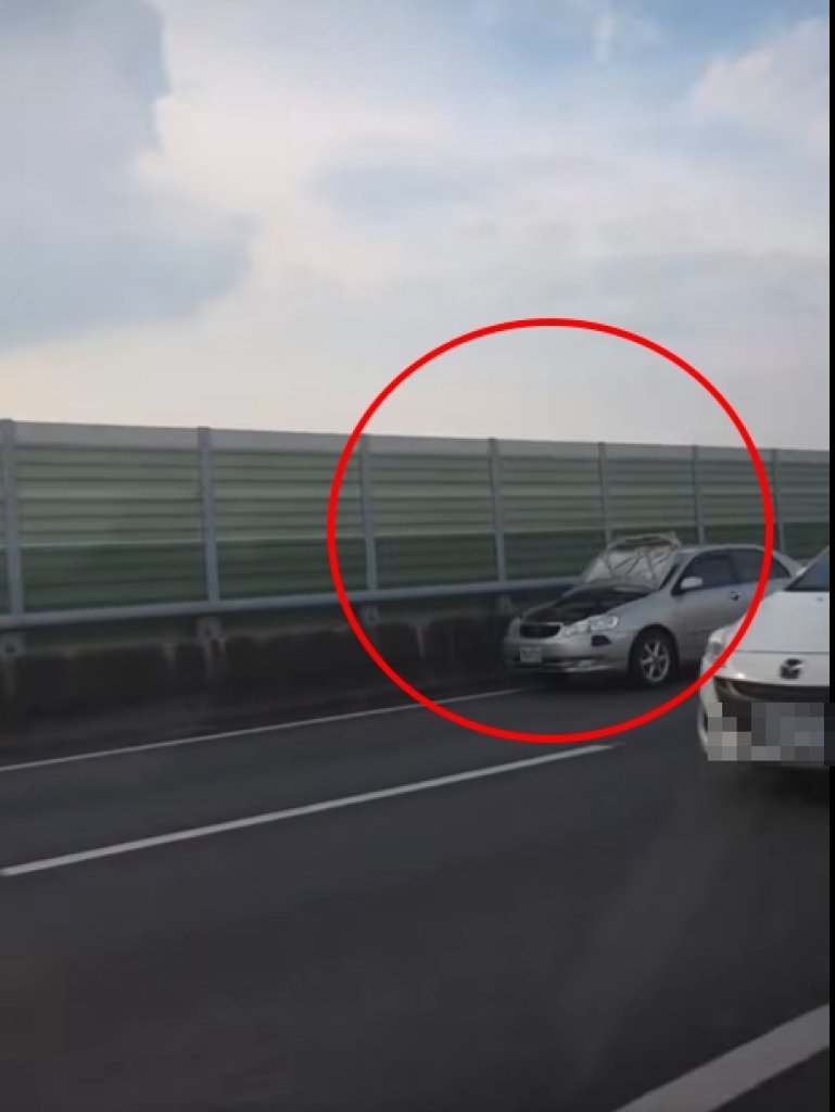 台74線驚險畫面！轎車引擎蓋突掀起　網友熱議「根本GTA實景」