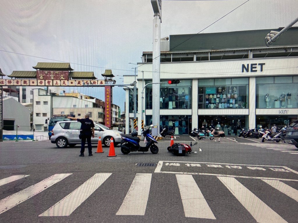 有片／台南文賢路機車闖燈碰撞！女騎士慘遭擊落　男子恐重罰5400元