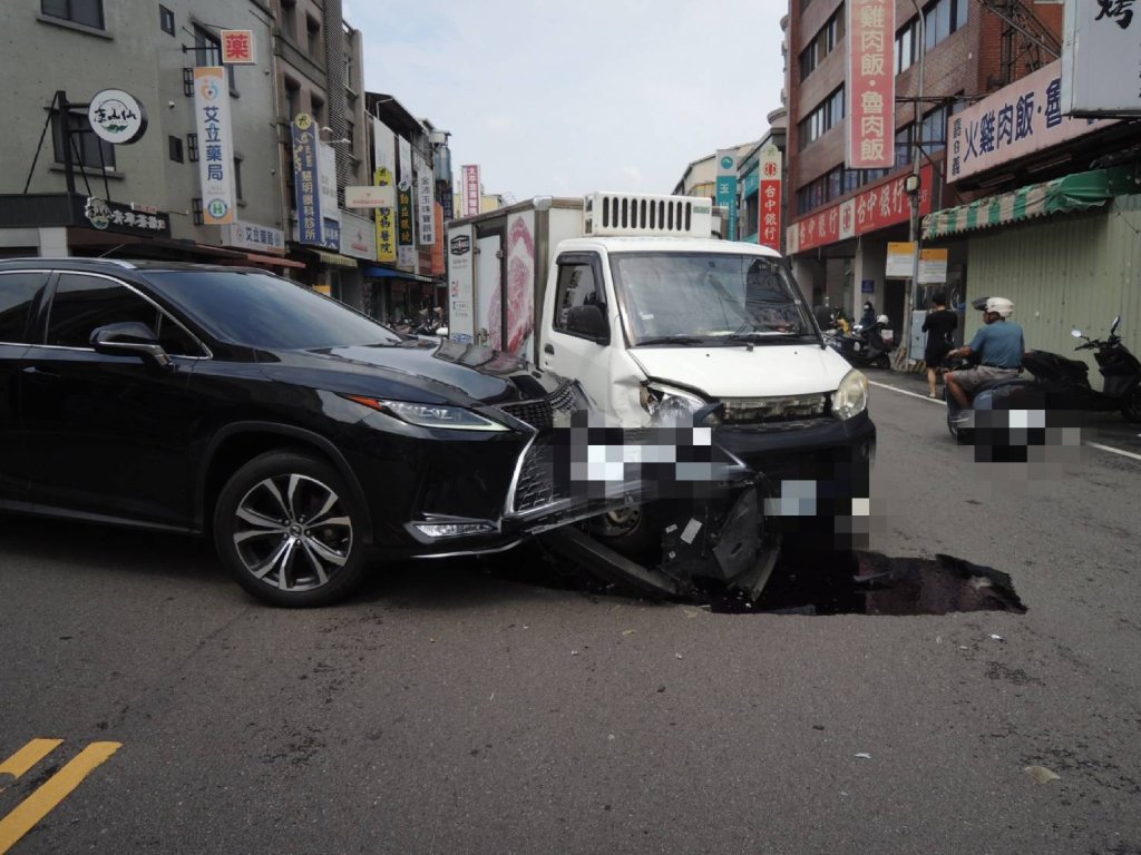 巨響嚇壞居民！太平中興路小客車對撞小貨車 駕駛均未酒駕
