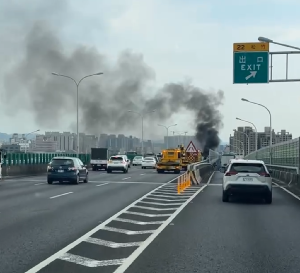 台74線火燒車！　小貨車不明原因自燃　