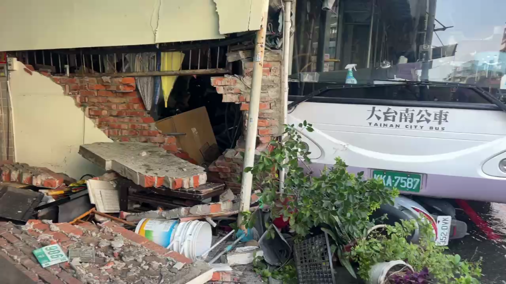 有片／台南公車衝民宅撞瞬曝！巨響路人全嚇壞　警方說話了