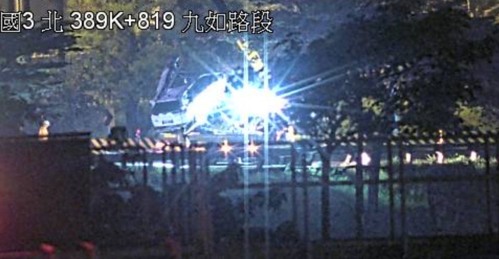 快訊／國3九如交流道嚴重車禍！自小客自撞護欄...1人噴飛車外亡　封閉出口匝道