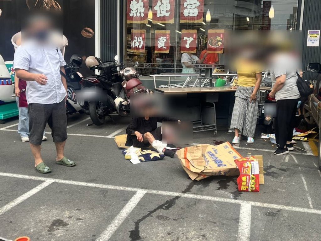 鳳山自小客車停車不慎　撞傷兩女波及四機車