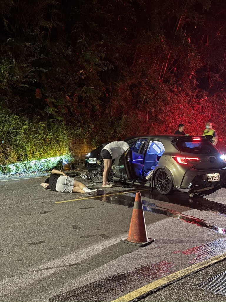 烏來兩輛自小客車相撞！　1男顱內出血1女脾臟出血住院觀察中  