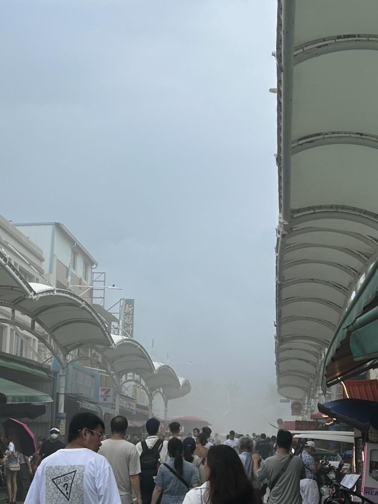 普渡遇強風　海水化霧灑滿街頭　網友驚呼難得奇景