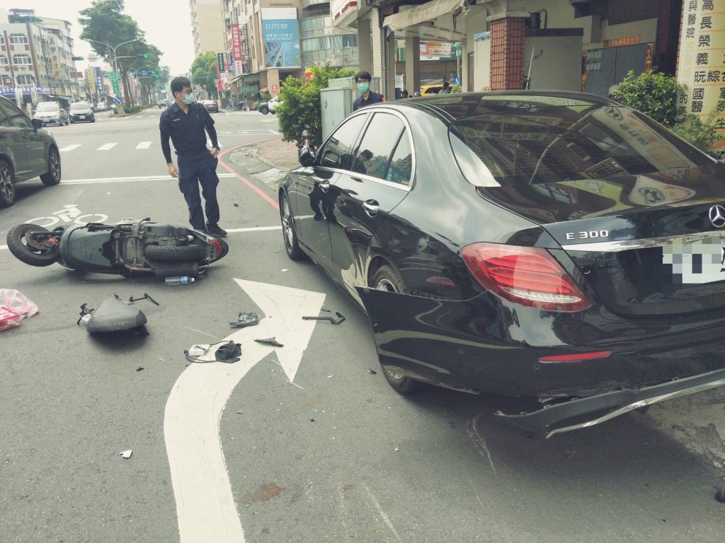 年輕騎士自摔滑撞違停賓士 倒楣車主還幫call119 …