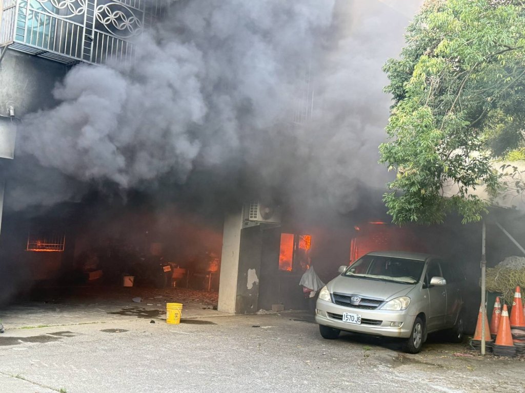 鄰居中元普渡燒金紙釀禍　十分老街鐵軌旁倉庫竄火舌