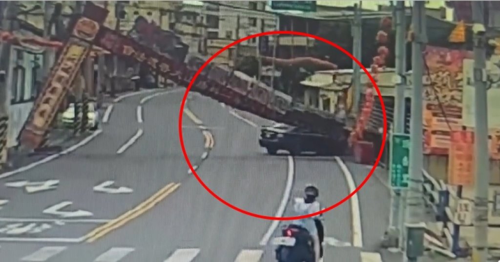 疑疲勞駕駛自撞　黑色轎車「自動拆牌樓」畫面曝光