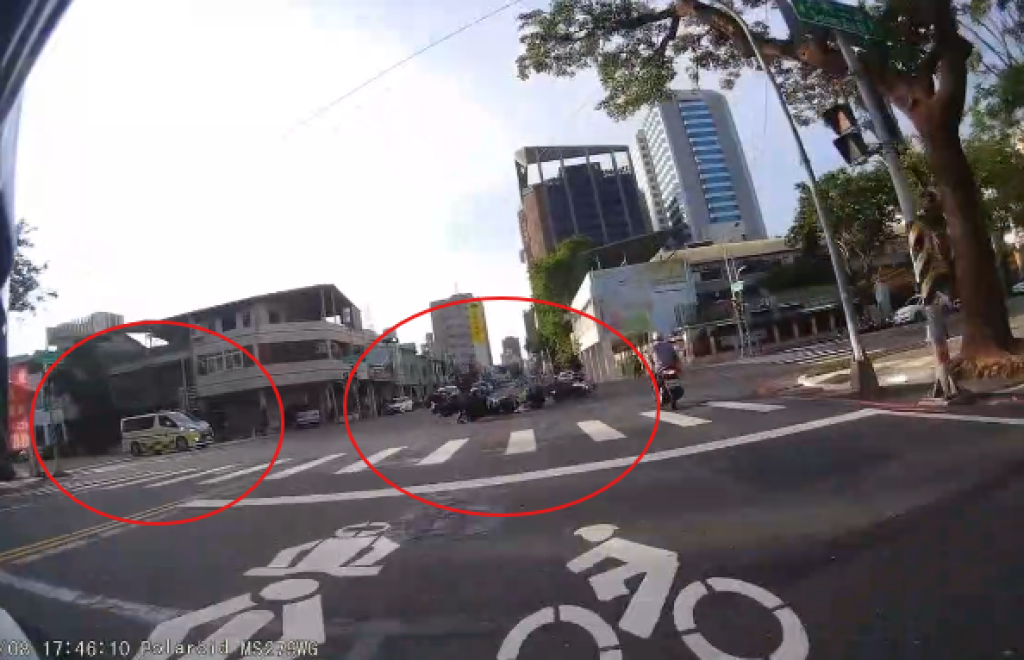 高雄路口驚魂！禮讓救護車竟變「追撞現場」