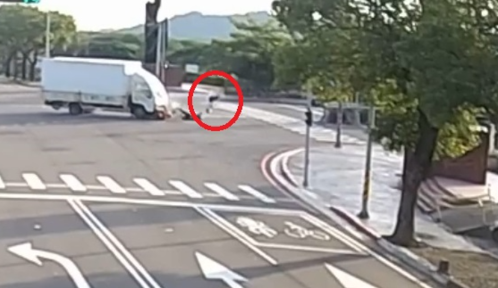 撞擊畫面曝光！苗栗大貨車違規左轉　機車騎士及乘客遭撞飛受傷