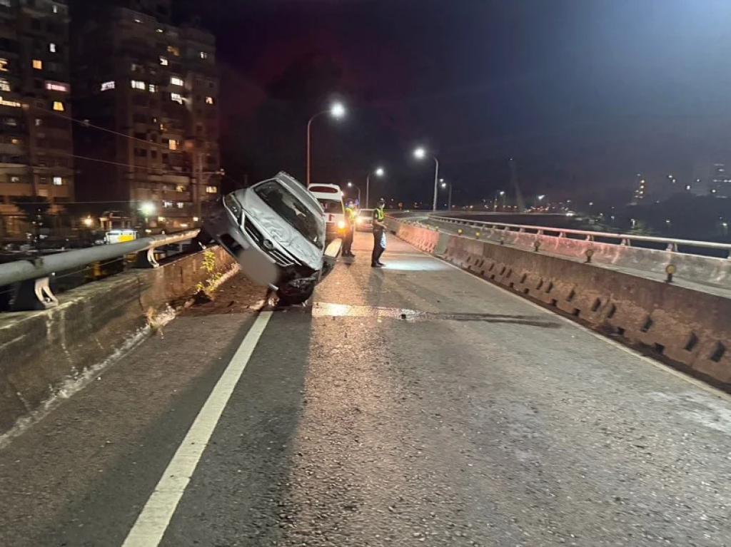 汐止貨櫃引道轎車自撞護欄　警到場「找嘸」駕駛疑酒駕落跑