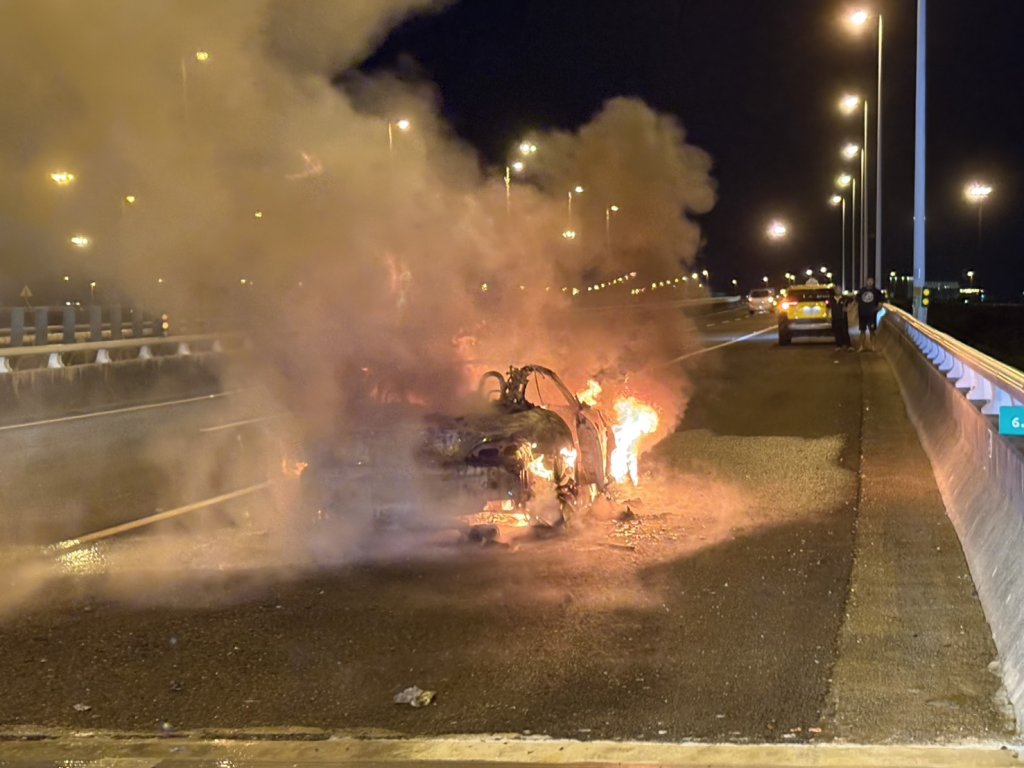台南國8驚傳火燒車！轎車遭惡火吞噬...燒剩骨架　駕駛嚇壞急逃難