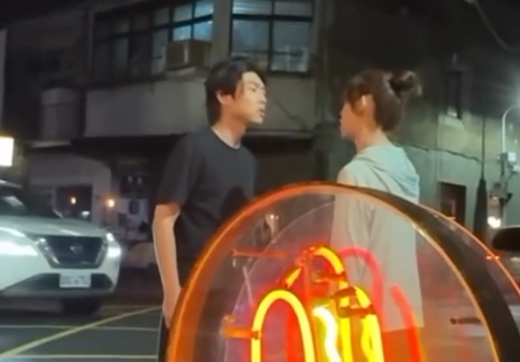  影／情侶台北街頭偶像劇式吵架？女：「老公剛死你就要約我」男：「你就是我的女主角」　2人相擁離開