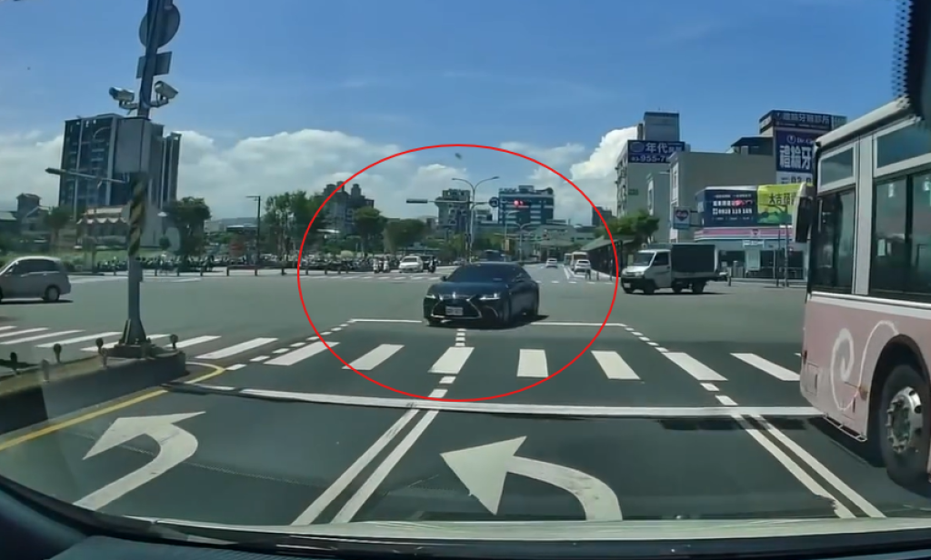 宜蘭羅東驚見逆向黑車 衝進左轉車道 網友笑：自主調撥車道