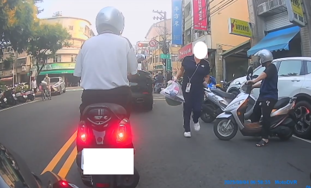 丟垃圾最大?潭子自私女駕駛為丟垃圾路中違停 網友怒批厚臉皮、目中無人