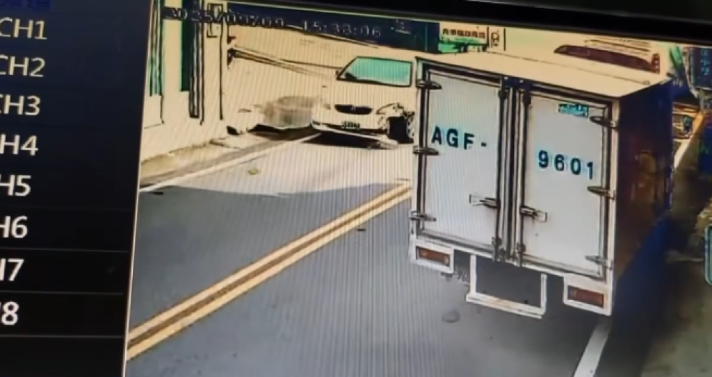 違停釀"大逆"不道!遊覽車跨雙黃線與小客車路口相撞　監視器全錄下